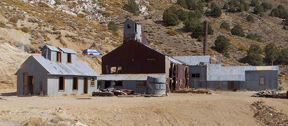 Change Building (left), Union Mine Hoist Building (center), Power Plant (right) 2002